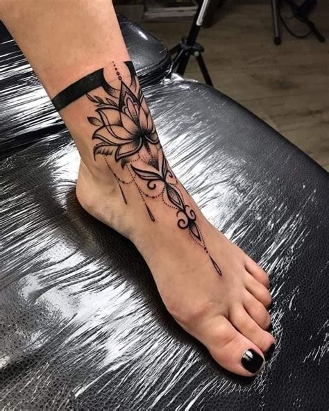 tatuajes pie mujer pequeos|Tatuajes pequeños en el pie